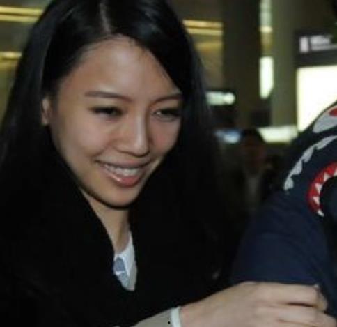 李靓蕾事件网友吃瓜,网友热议,真相背后引人深思