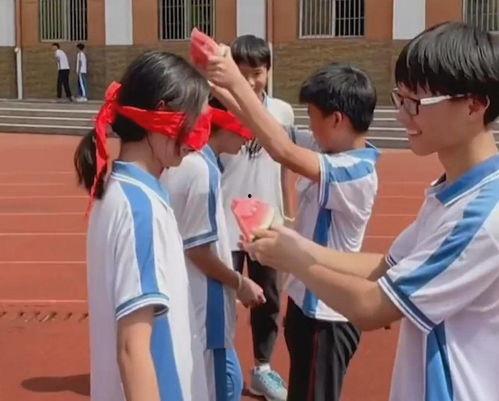 校园蒙眼吃瓜比赛,蒙眼吃瓜大赛欢乐上演